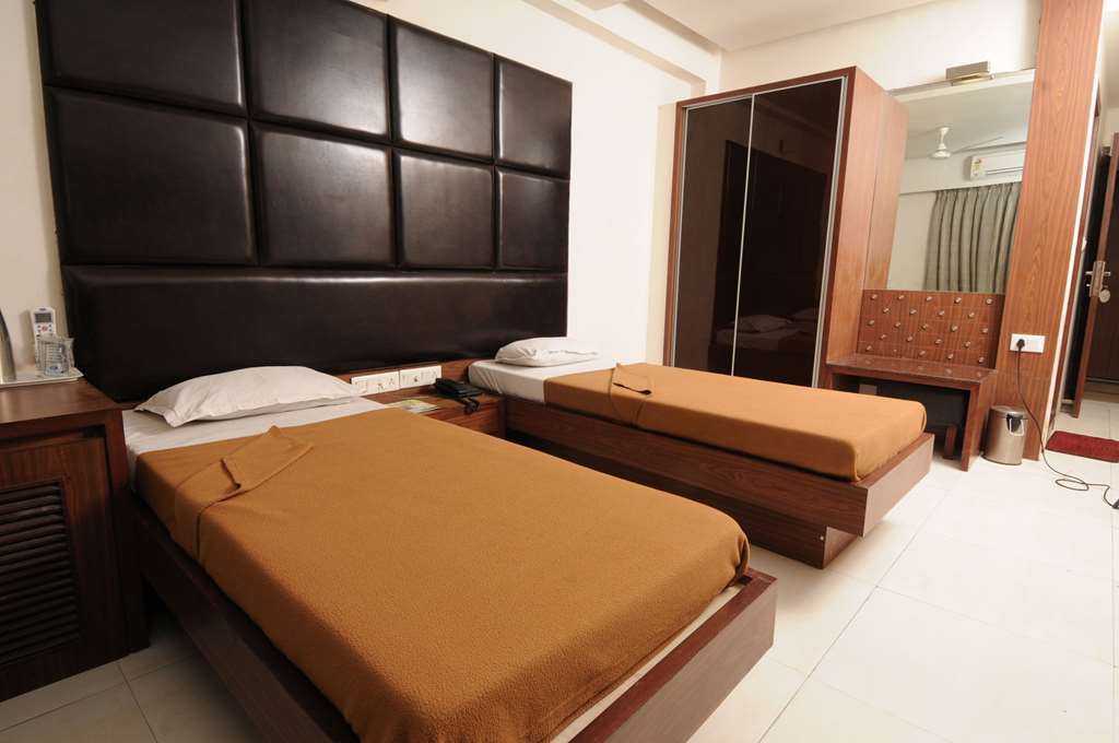 Hotel Neelkanth Paradise Ahmedabad Zimmer foto